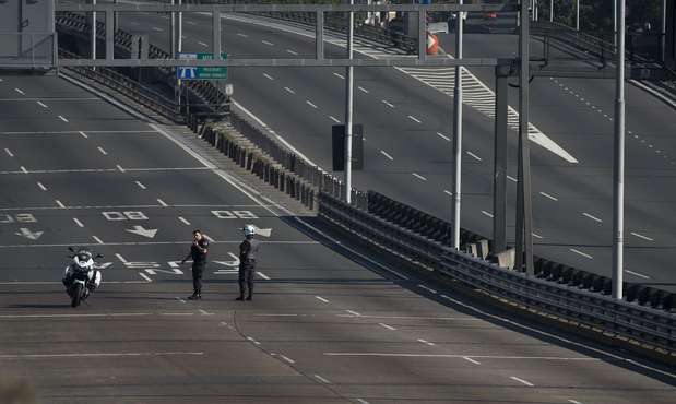 El paro general convocado por la CTA (Pablo Micheti) y la CGT opositora (Hugo Moyano) contó que distintos tipos de apoyo. Por momentos, la Ciudad de Buenos Aires se vio desolada. Además, hubo corte en los principales accesos a la Capital, paro de algunas líneas de colectivos y subtes, al igual que el servicio se vio afectado en los trenes. La medida de fuerza también tuvo sus matices oscuros: se registraron aprietes en bares y restauarentes para que cierren sus puertas; y  apedrearon a colectivos de la línea 126 que no se adherían. Mirá las mejores imágenes de una mañana de protesta. Foto: AP