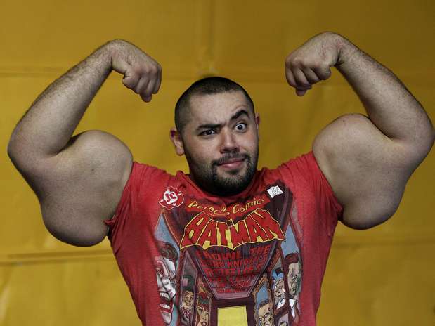 Popeye ya tiene un gemelo egipcio, pero éste dice que no le gustan las espinacas y que nunca las necesitó para tener lo que algunos consideran los brazos, bíceps y tríceps más grandes del mundo. Foto: AP