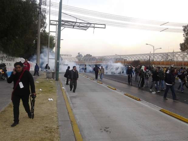 A las 4:30 de la mañana estudiantes y adherentes al movimiento que pernoctaron en el Monumento a la Revolución iniciaron la marcha hacia San Lázaro por el Eje 1 Norte. Foto: Christian Rea Tizcareño / Terra