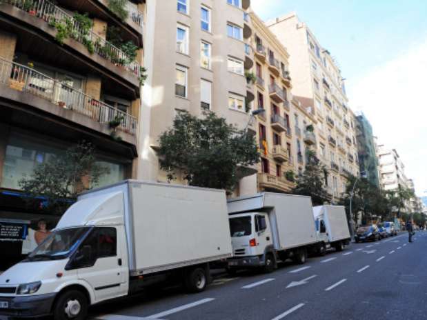 Shakira y Piqué abandonaron su piso de Barcelona donde se han instalado Cesc Fàbregas y su novia, Daniella Seeman, que también están esperando un hijo. La colombiana y el futbolista están residiendo en Cabrils, en una vivienda propiedad de los padres de él.  Foto: Gtres