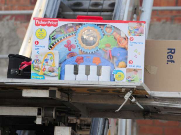 Entre los paquetes de la mudanza se encontraban juguetes y cajas con artículos para el recién nacido.  Foto: Gtres