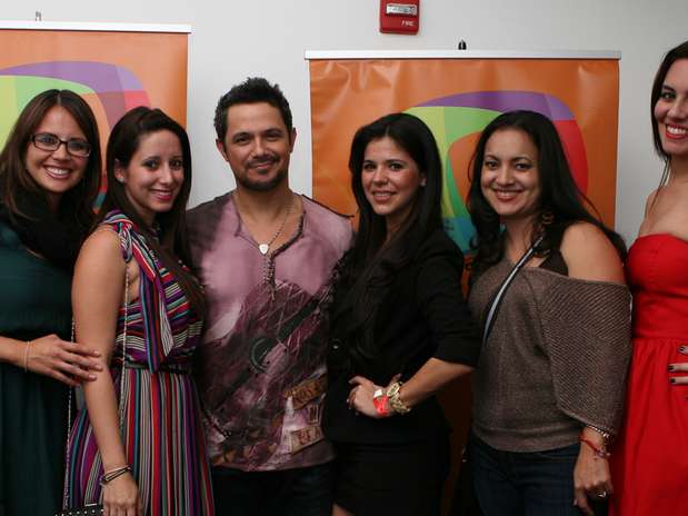 El cantante español Alejandro Sanz es un músico que se debe a su público, así lo demostró justo después de bajarse de la tarima de Terra Live Music y tomarse un tiempo para compartir de cerca con varios de sus afortunados fanáticos, quienes ganaron el concurso organizado por Terra, lo que les permitió vivir un momento muy especial junto a su ídolo. Foto: Terra USA