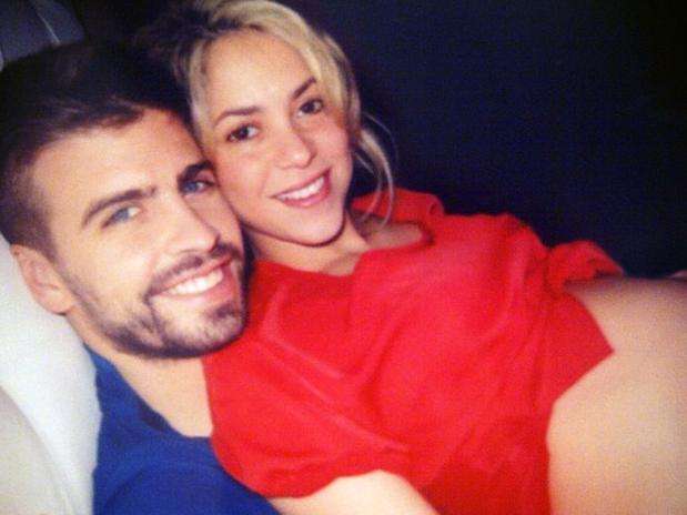 La cantante colombiana Shakira, pareja del futbolista Gerard Piqué, confirmó su embarazo a través de Twitter. \"Como muchos de ustedes saben, Gerard y yo estamos muy felices esperando la llegada de nuestro primer bebé\". Ambos han revelado detalles de su primer bebé, incluso publicaron una foto de una ecografía. Foto: Twitter