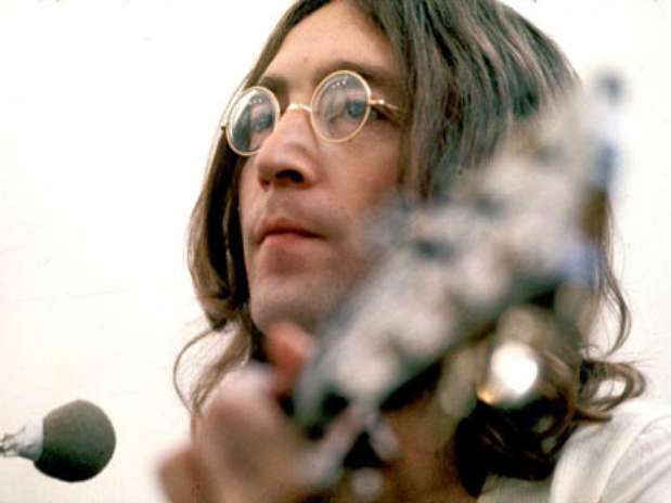 Hace 32 años, el músico y compositor británico dio a conocer un nuevo álbum, Double Fantasy, compuesto en su totalidad por él; lo que auguraba el regreso del ídolo a los escenarios. Era un gran momento profesional, pero el 8 de diciembre de 1980, cuando John y Yoko regresaban a su departamento en Nueva York, Mark David Chapman disparó cuatro tiros en el pecho del ex-beatle, quien murió mientras era llevado al hospital. Millones en el mundo lamentan aquel trágico día, porque perdieron a uno de los mejores cantantes de todos los tiempos, de ahí que al paso de los años se le rinda tributo al genio creativo de los cuatro grandes de Liverpool, culto que ha traspasado generaciones. A continuación te dejamos con algunos pensamientos y reflexiones que John Winston Lennon hizo a lo largo de sus 40 años de vida y a quien hoy rendimos homenaje. Foto: EMI