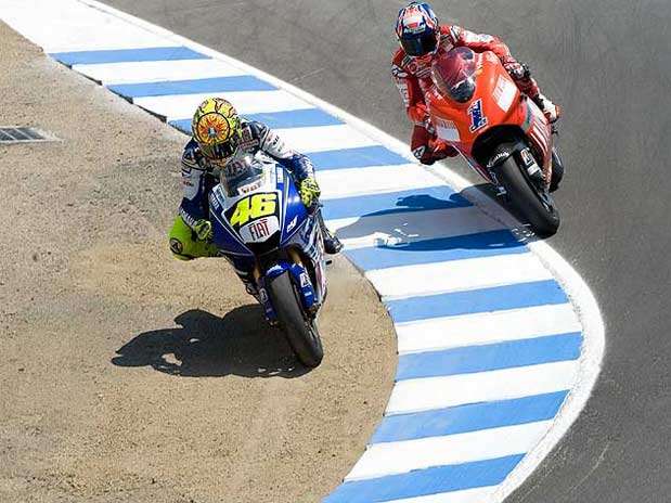 Valentino Rossi adelanta a Casey Stoner en el 'sacacorchos' en el GP de EE.UU. de 2008 Foto: Getty Images