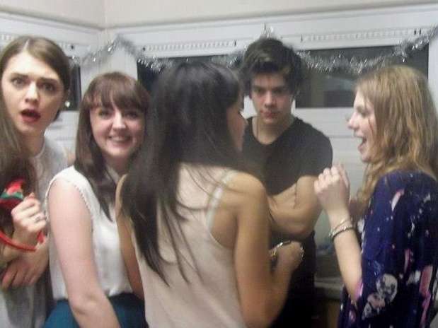 Harry Styles rodeado por sus admiradoras. Foto: The Mirror