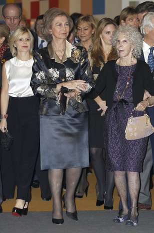 Tras la cancelación el pasado 30 de noviembre de la inauguración, finalmente la duquesa de Alba pudo tener ayer su gran noche al inaugurarse la muestra de \"El legado. Casa de Alba\", a la que asistió doña Sofía, que se mostró en todo momento muy cariñosa y cómplice con Cayetana. El gran ausente fue Jacobo, el conde de Siruela, que no termina de reconciliarse con su madre. Foto: Gtres