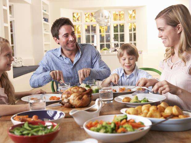 Los niños que tienen el hábito de comer con la familia consumen, en promedio, 125g más de frutas y verduras. Foto: Getty Images