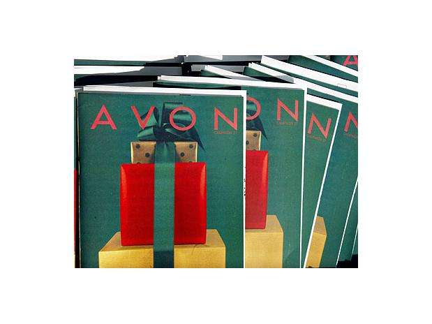 Pocas empresas norteamericanas son más grandes que Avon. Andrea Jung, su CEO por muchos años, fue echada a fin de 2011 después de dejar la empresa casi arruinada. Uno de los problemas de Avon, es que fue acusada de \"Prácticas de Corruptas en el Extranjero\", por eso sus operaciones en China están bajo investigación. Coty con el respaldo de Warren Buffett hizo una oferta de 24.75 dólares por acción, un 20% por encima de su valor real. Avon remoloneó y Coty retiró la oferta: de inmediato las acciones cayeron a 16 dólares. De todos modos, las ventas y la marca Avon son reconocidas, por lo que seguro será adquirida por otra firma. Foto: Terra