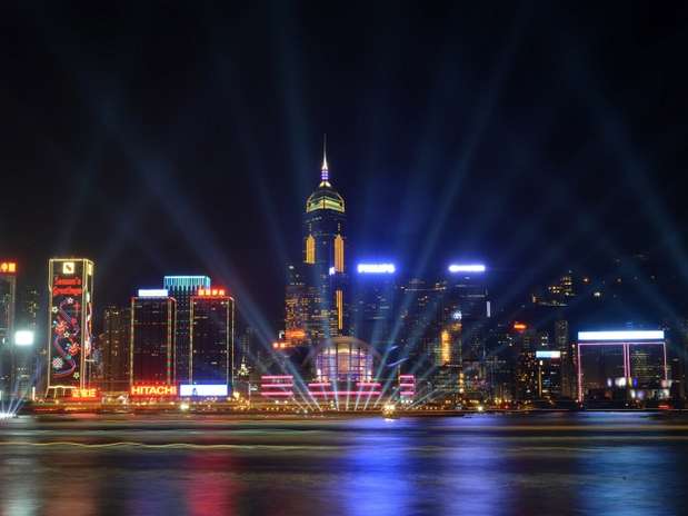 Horas antes de celebrar la llegada del año nuevo, las luces iluminan el cielo de Hong Kong.
