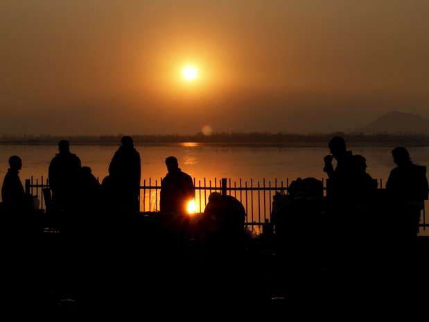 La última puesta de sol del año en Dal Lake, India.