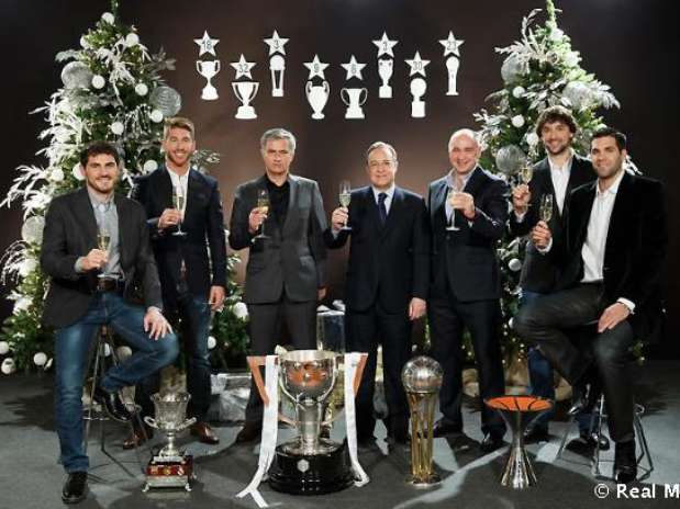 Los capitanes de los equipos de futbol y baloncesto del club merengue se juntaron para el brindis. Foto: Cortesía Real Madrid