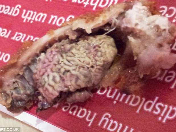 El joven relató a The Daily Mail que \"la primera pieza estaba absolutamente bien, tengo la costumbre de recoger el pollo sin hueso con los dedos, y cuando saqué la segunda pieza vi este horrible cuerpo extraño arrugado, tiré la bandeja de inmediato y de repente me sentí triste y enfermo de verdad\". Foto: Tomada de dailymail.co. El joven relató a The Daily Mail que \"la primera pieza estaba absolutamente bien, tengo la costumbre de recoger el pollo sin hueso con los dedos, y cuando saqué la segunda pieza vi este horrible cuerpo extraño arrugado, tiré la bandeja de inmediato y de repente me sentí triste y enfermo de verdad\". Foto: Tomada de dailymail.co.