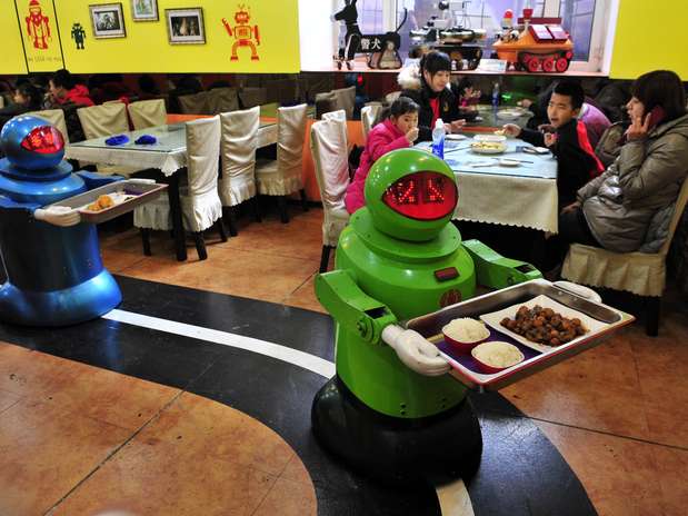 Los robots preparados para entregar los pedidos de comida, llevar la carta de platos y bebidas, entre otras funciones. Foto: REUTERS