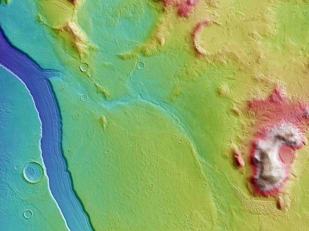 Topografía de la región muestra profundidad del canal principal ( en azul) donde habría pasado el río. La imagen presenta un contraste con el terreno típico de la formación geológica marciana.   Foto: ESA/DLR/FU Berlin (G. Neukum)