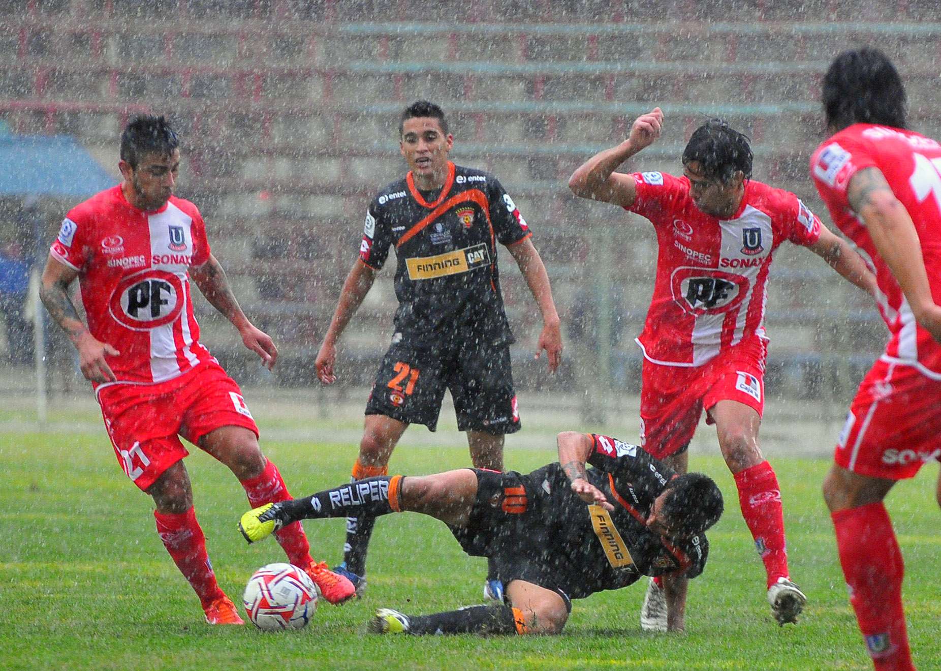 Im�genes del triunfo de Cobreloa bajo la lluvia de La Calera