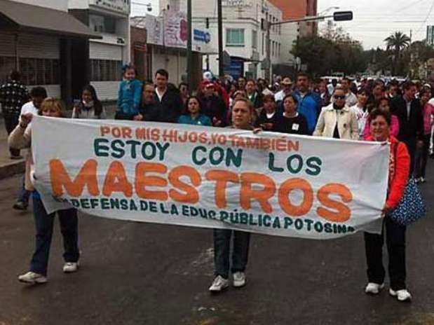 En SLP, un centenar de maestros marcharon para demostrar su descontento con la reforma. Foto: Reforma 