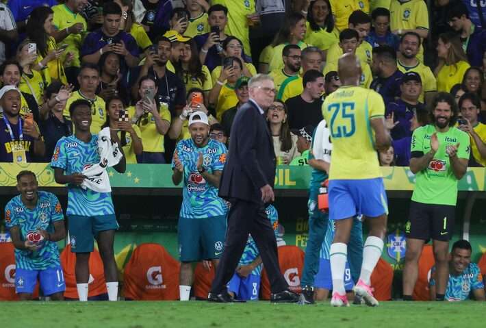 Ancelotti admite novas dúvidas na Seleção após goleada e detalha plano para Neymar.