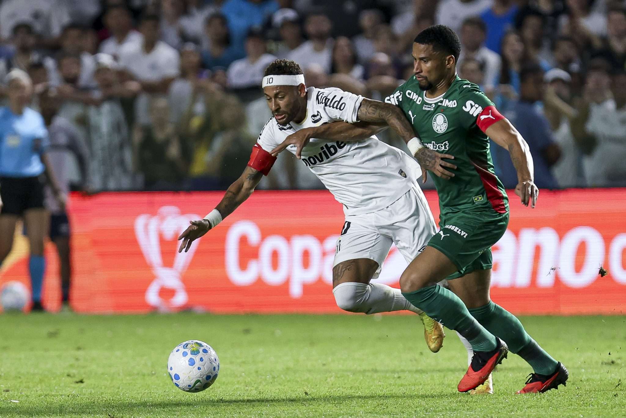 Neymar e Murilo disputam bola em Santos x Palmeiras, pelo jogo de volta das quartas de final da Copa do Brasil de 2026 -