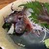 Tá vivo? Peixe morde hashi em restaurante japonês; veja