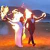 Noivos dublês ateiam fogo em si durante casamento; veja