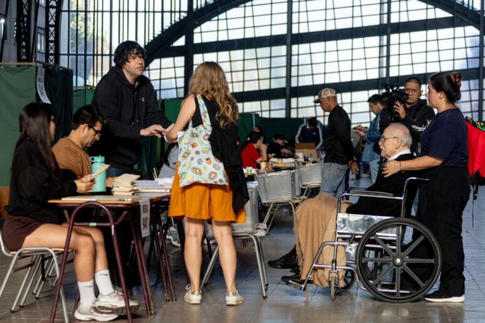 Chile realiza primeiro turno das eleições com participação recorde e favoritismo de Jeannette Jara