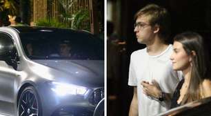 Joaquim Huck usa carro de R$ 2,6 milhões em passeio com a namorada no Rio de Janeiro