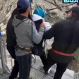 Turista é forçada por instrutores a saltar de atração sobre cânion na Rússia