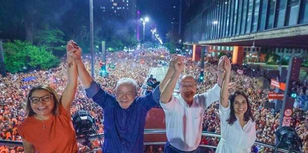 Eleitores levam festa e 'mar vermelho' para comemorar vitória de Lula