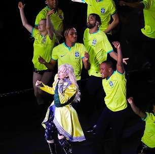 Ela veio! Lady Gaga 'toma posse' do amarelo do Brasil e faz Copacabana tremer