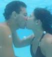 Veja competição de beijo submerso promovido por parque