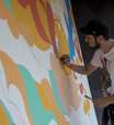 Artista desenha mural para o público jovem do Planeta Terra