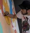Artista prepara mural dedicado a público jovem do Planeta Terra