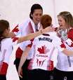 Campeãs do curling lembram pingue-pongue com astro do hóquei