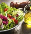 Combinar azeite e salada é 'segredo' da dieta mediterrânea