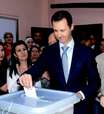 Síria: acompanhado pela mulher, Assad vota em Damasco