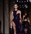 Versace fecha primeiro dia de Paris com fendas e bolsos