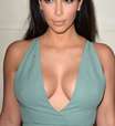Paris: Kim Kardashian ousa em decote com vestido justo