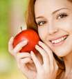 Peeling de maçã vermelha renova a pele sem dor; conheça