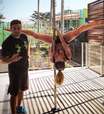 No pole dance, Giovanna Ewbank mostra elasticidade