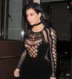 Kim Kardashian 'causa' em Londres com macacão ultra colado
