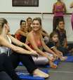 Famosas se reúnem para aula de ballet fitness no Rio