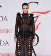 Grávida, Kim Kardashian abusa de transparência em premiação