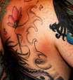 Tatuadora cobre cicatrizes de mulheres vítimas de violência