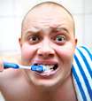 Escovar os dentes errado pode causar sensibilidade