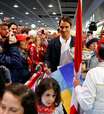 Federer chega à Suíça recepcionado por dezenas de fãs