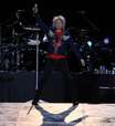 Bon Jovi consagra romantismo no Rio e dança com fã no palco