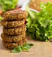 Vegan: hambúrguer de lentilha e smoothie de ervilha
