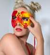 Carnaval: Hickmann arrasa com máscara e batom vermelho