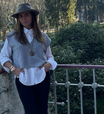 Giovanna Antonelli usa camisa com colete em 2 looks